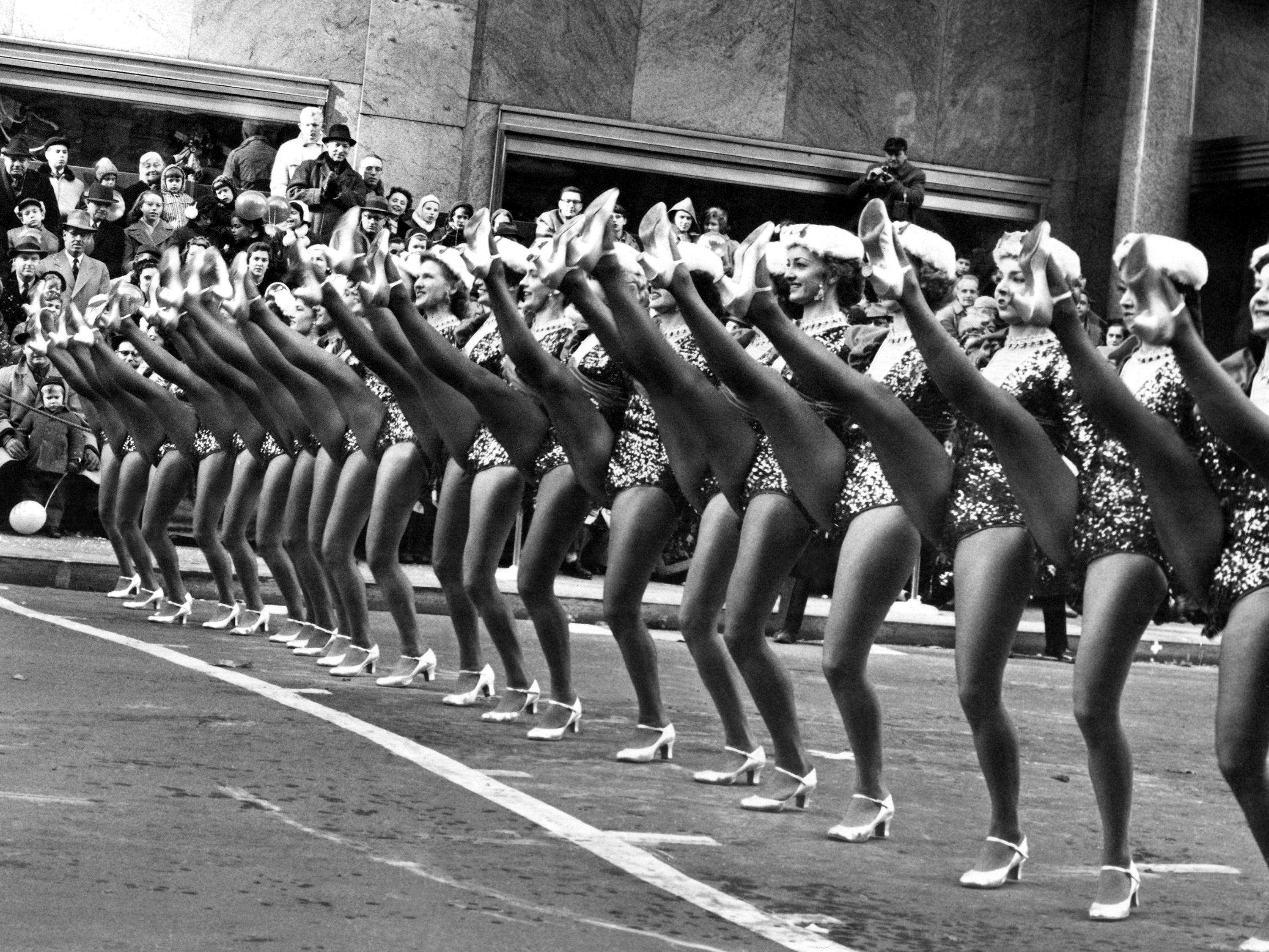 1958 treten die Radio City Rockettes bei der Macy's Thanksgiving Day Parade auf.