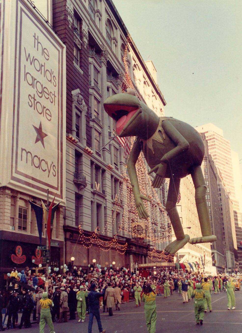 Ein Kermit der Frosch-Ballon bei der Thanksgiving Day Parade von Macy im Jahr 1977