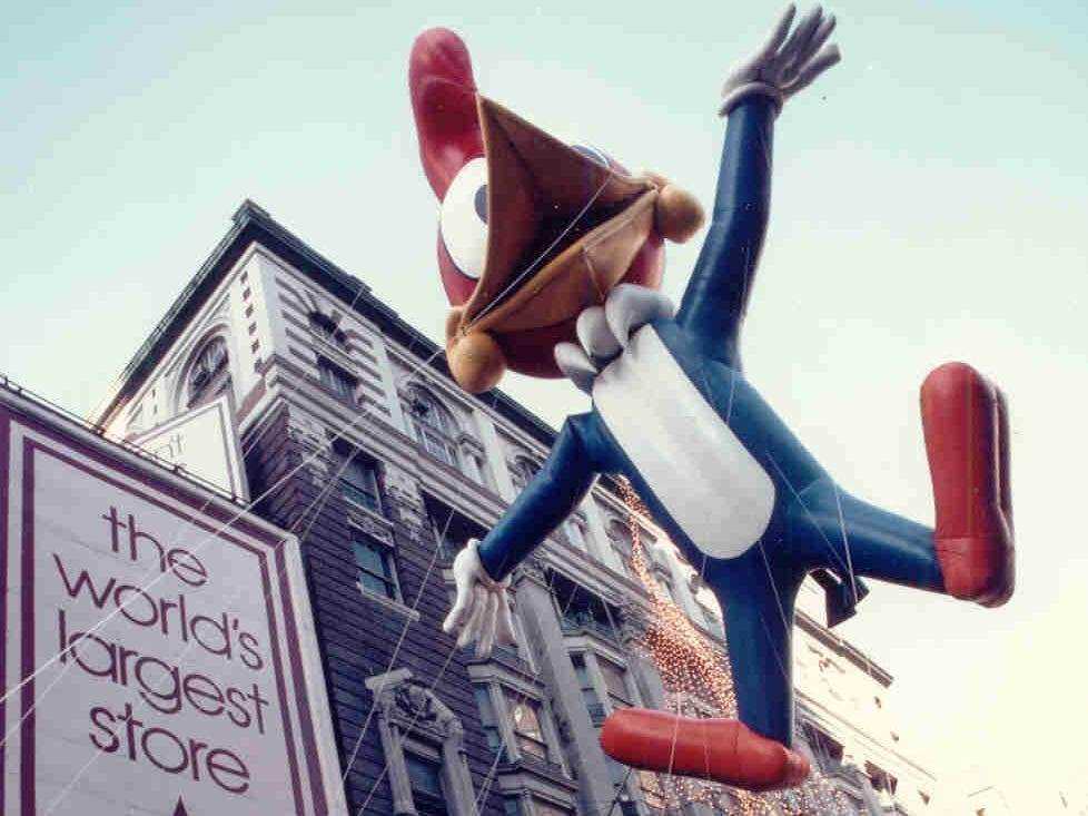 Ein Woody-Specht-Ballon bei der Thanksgiving Day-Parade von Macy im Jahr 1982