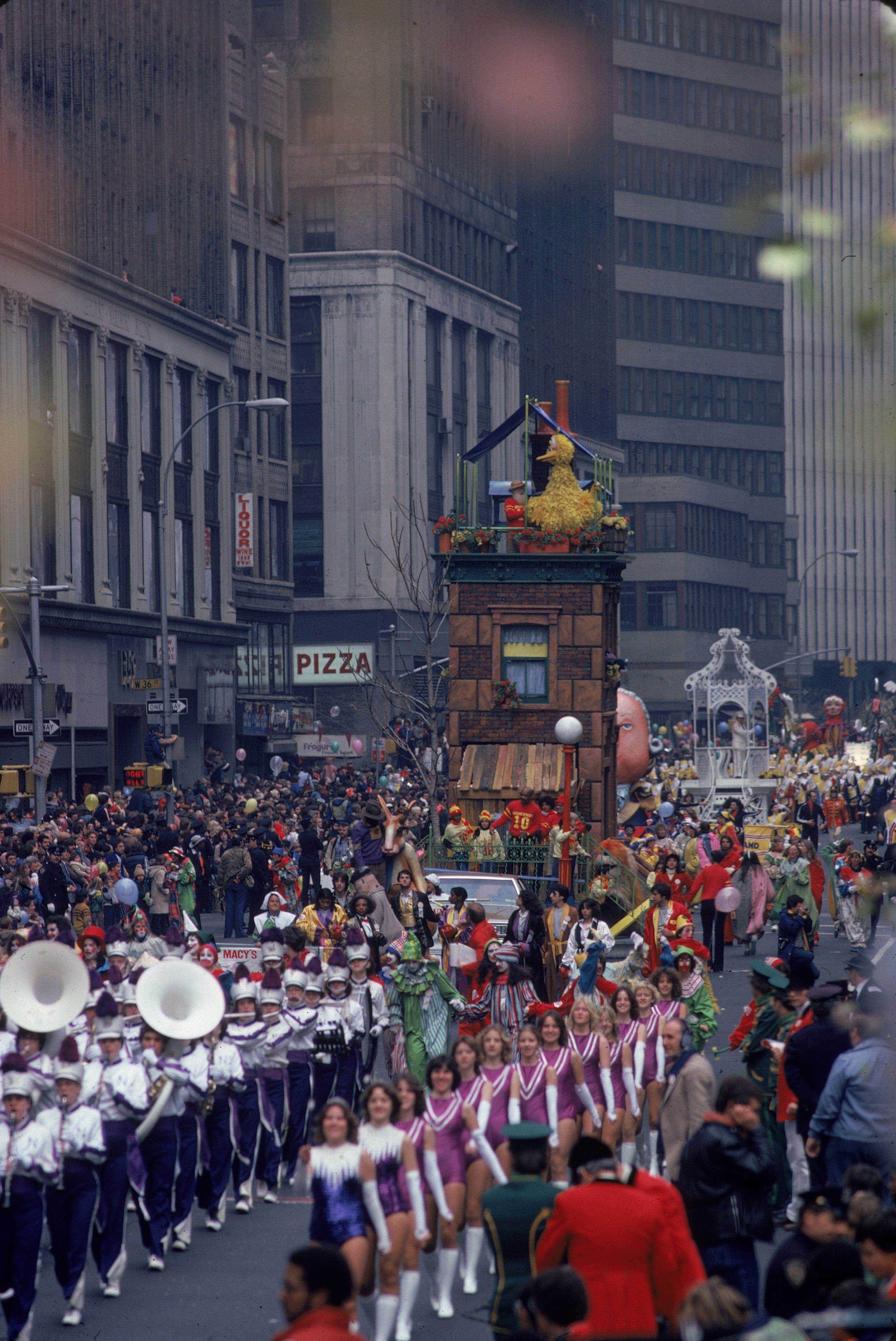 Ein Festwagen in der Sesamstraße bei der Thanksgiving-Parade von Macy im Jahr 1980