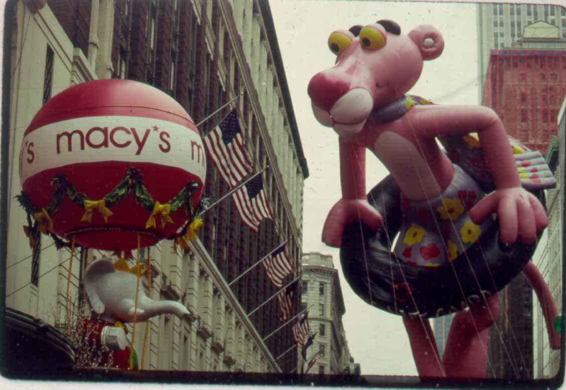 Ein Pink Panther-Schwimmer bei der Thanksgiving Day Parade von Macy's 1988