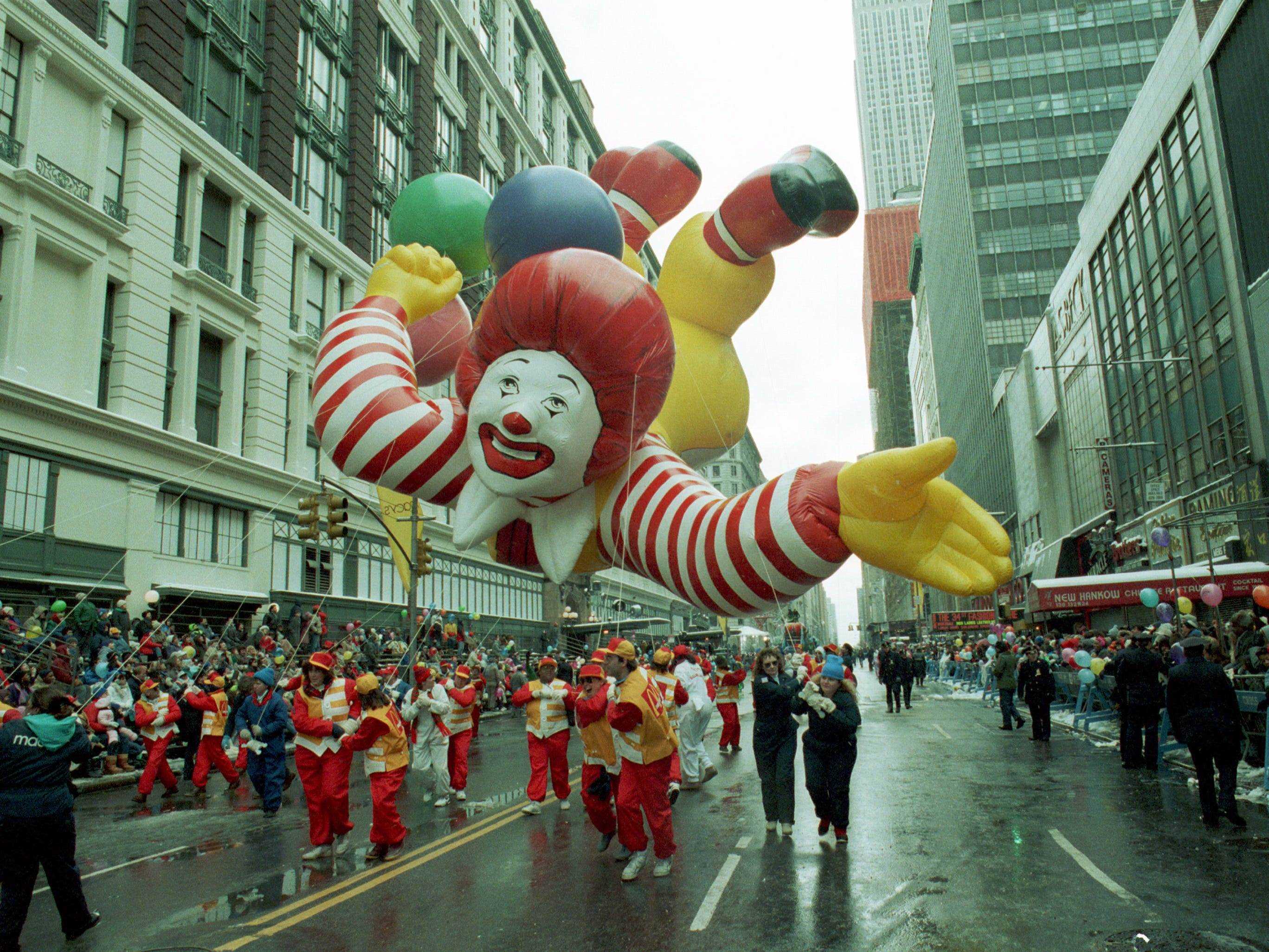 Ein Ronald McDonald Ballon in der Thanksgiving Day Parade von Macy's 1989