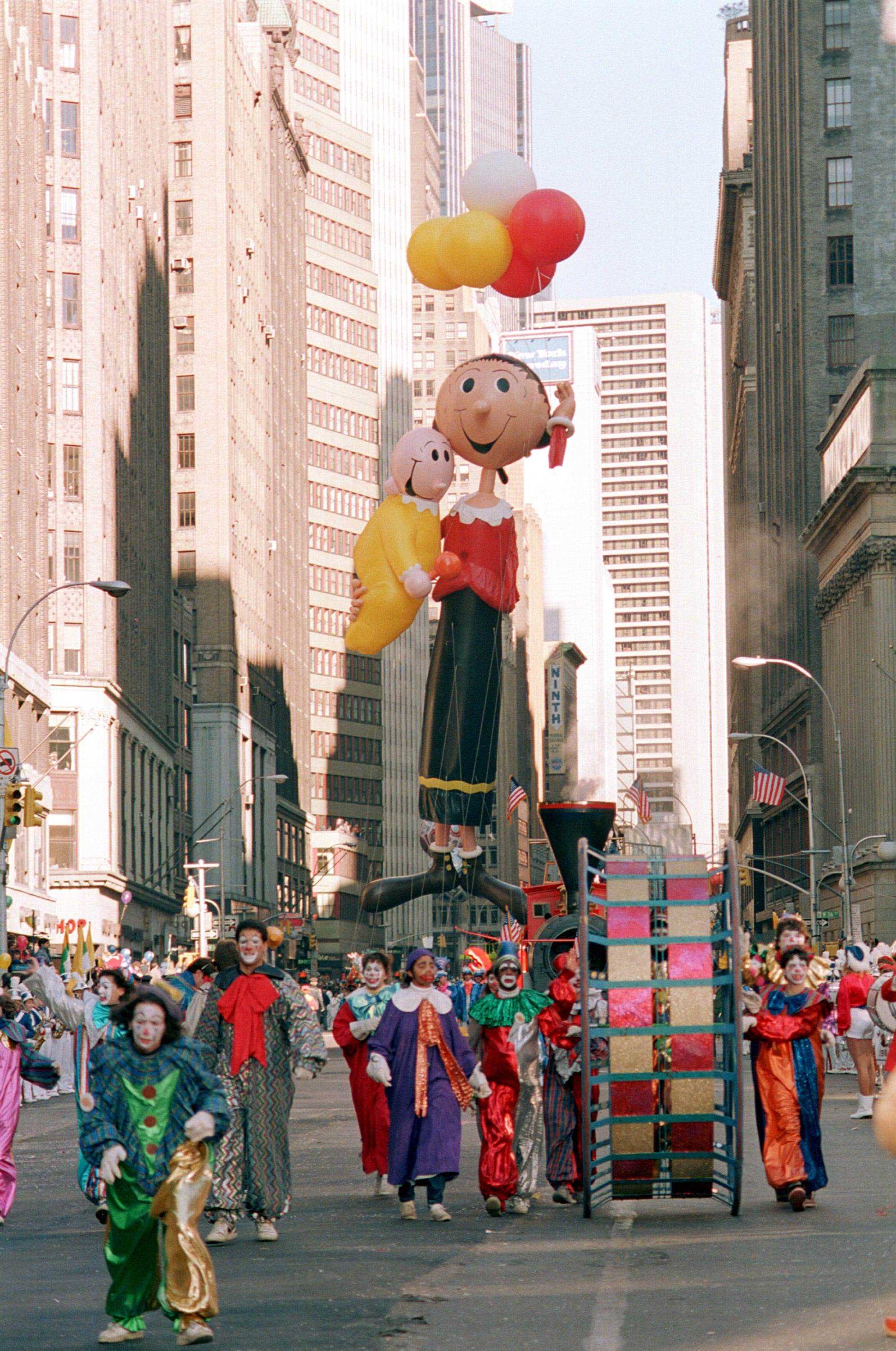 Olive Oyl und Swee' Pea treiben 1986 bei der Thanksgiving-Parade von Macy