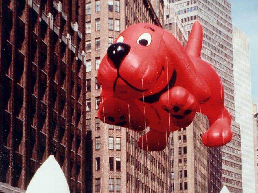 Ein Clifford der große rote Hund schwimmt bei der Thanksgiving Day Parade von Macy's 1990