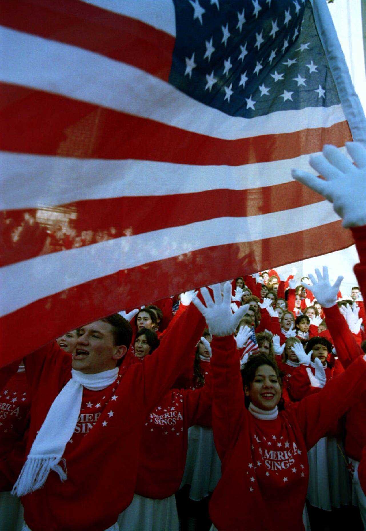 Eine amerikanische Flagge bei der Thanksgiving Day Parade von Macy's 1993