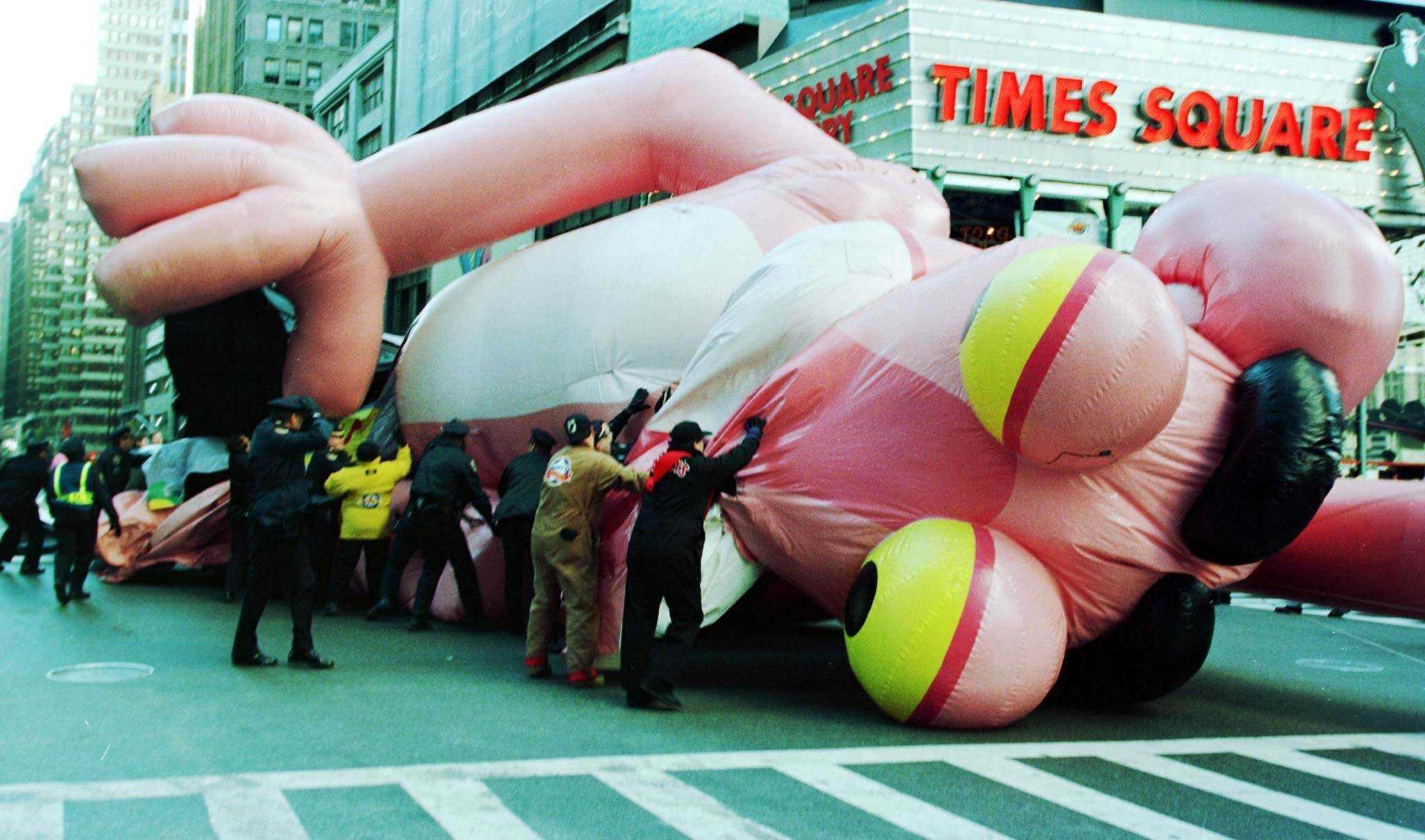 Ein rosa Panther.  Ballon fällt bei der Thanksgiving Day Parade 1997 von Macy's zu Boden.