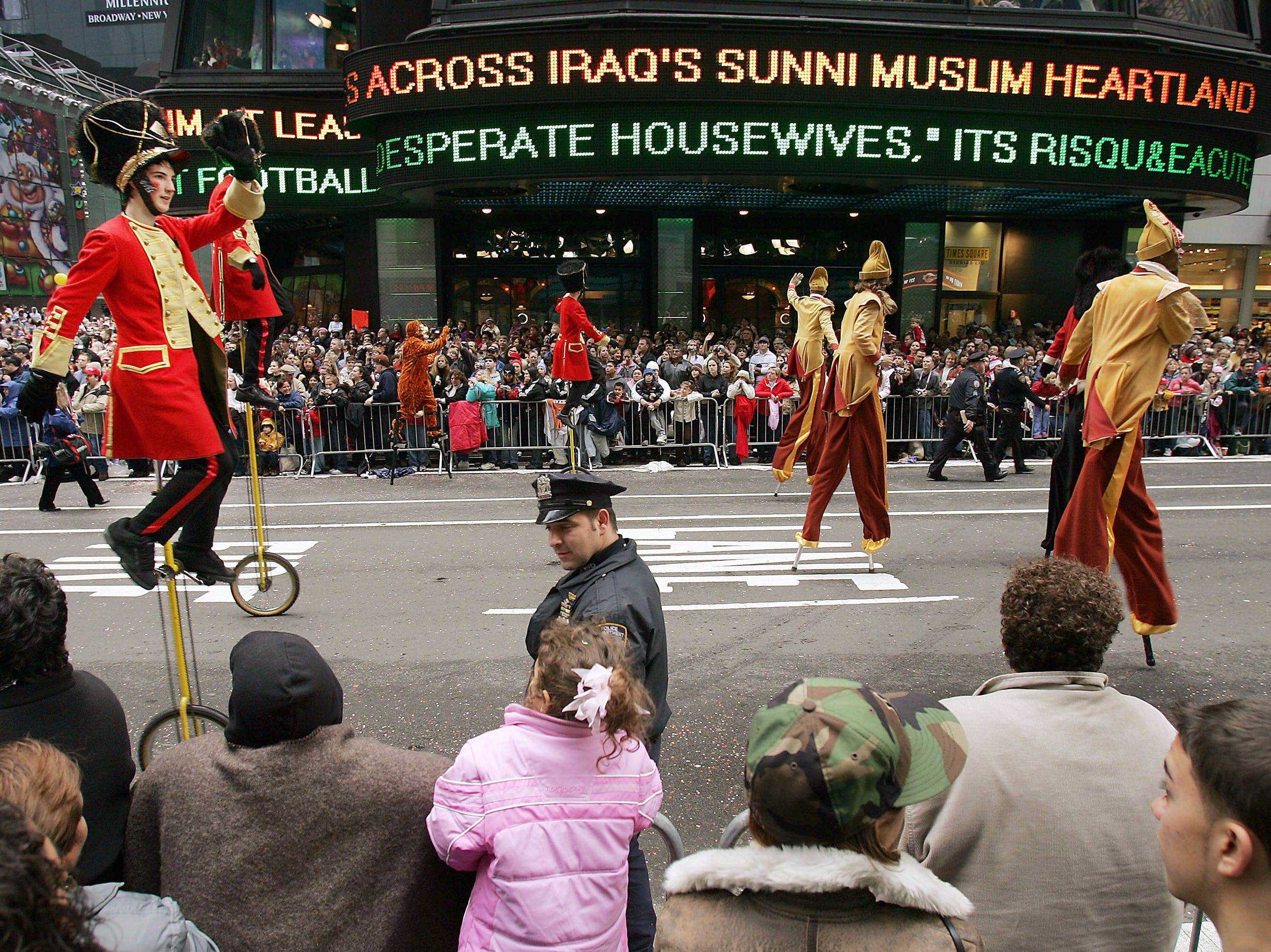 Darsteller auf Stelzen und Einrädern bei Macys Thanksgiving Day Parade 2004