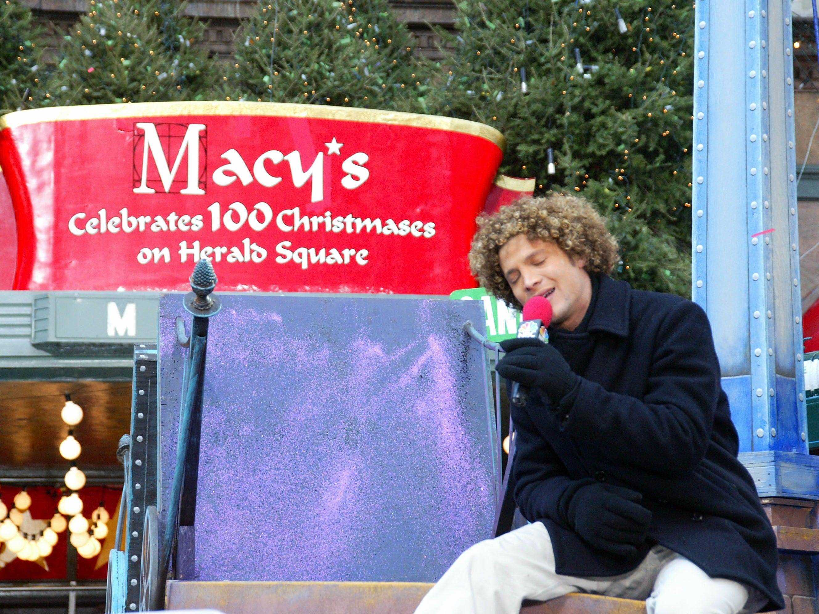 Justin Guarini von American Idol singt 2002 bei der Thanksgiving-Parade von Macy's
