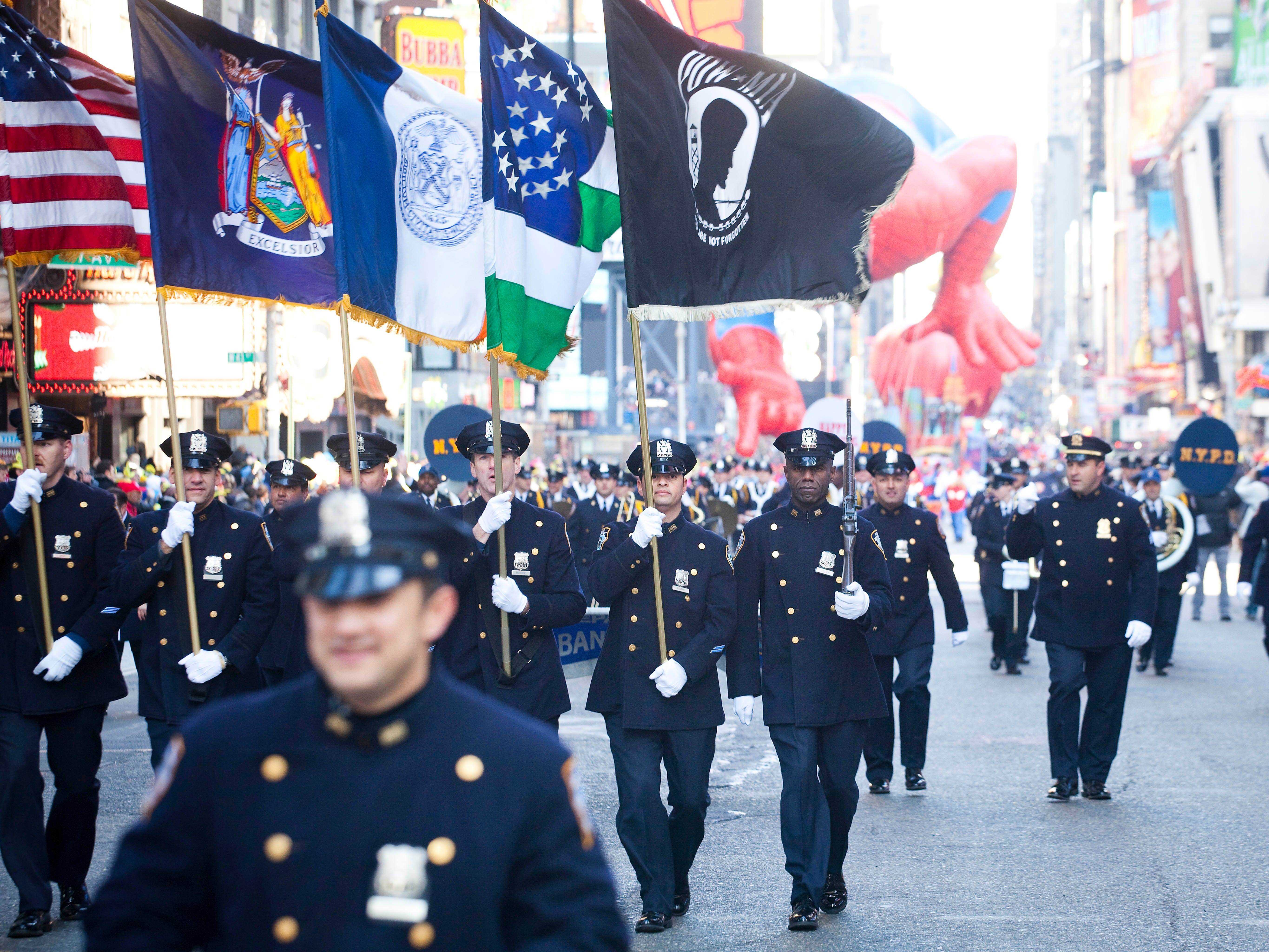 NYPD-Offiziere marschieren in der Thanksgiving Day Parade 2011 von Macy's