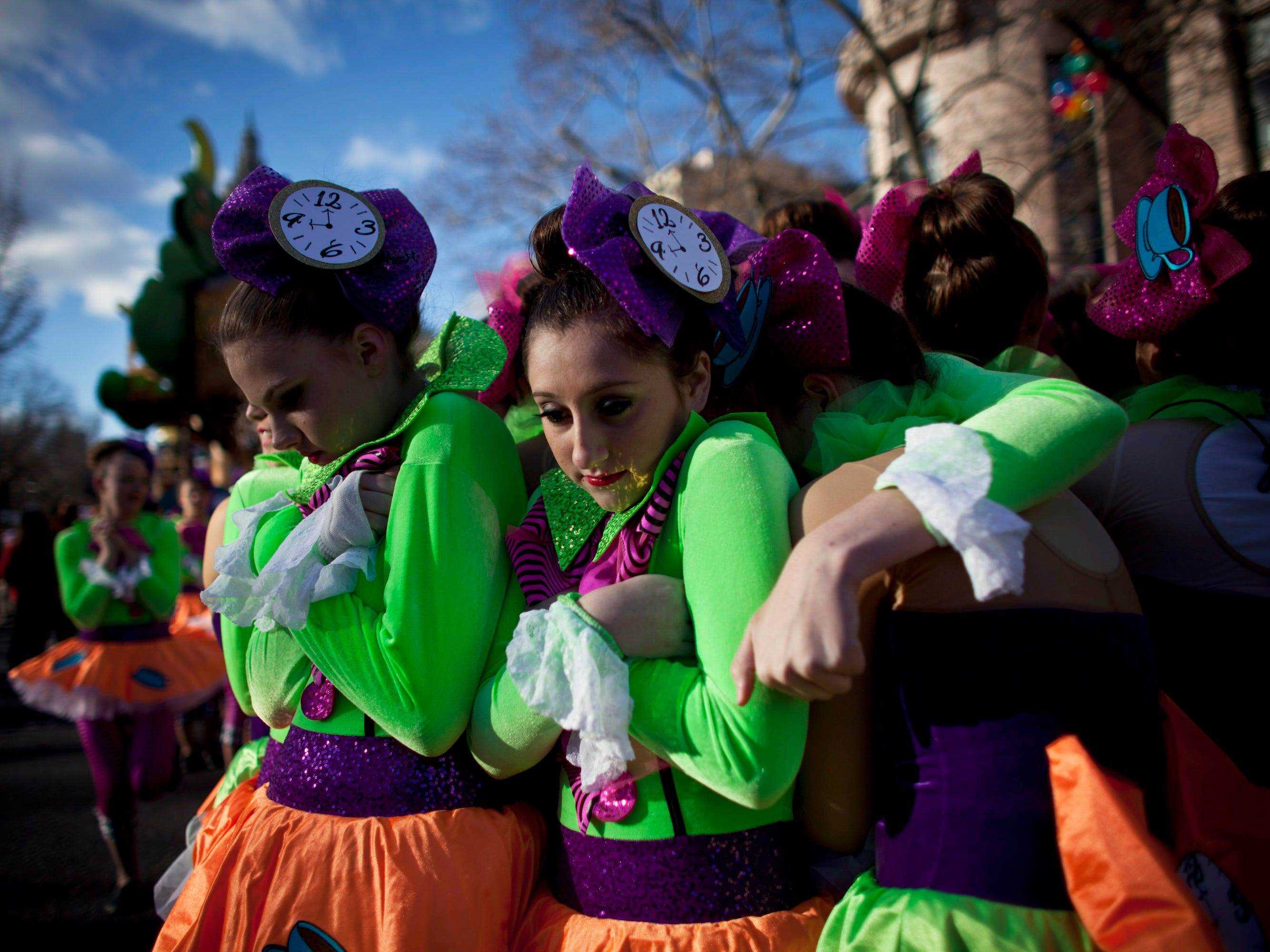 Künstler drängen sich bei der Thanksgiving Day Parade 2013 von Macy's um Wärme
