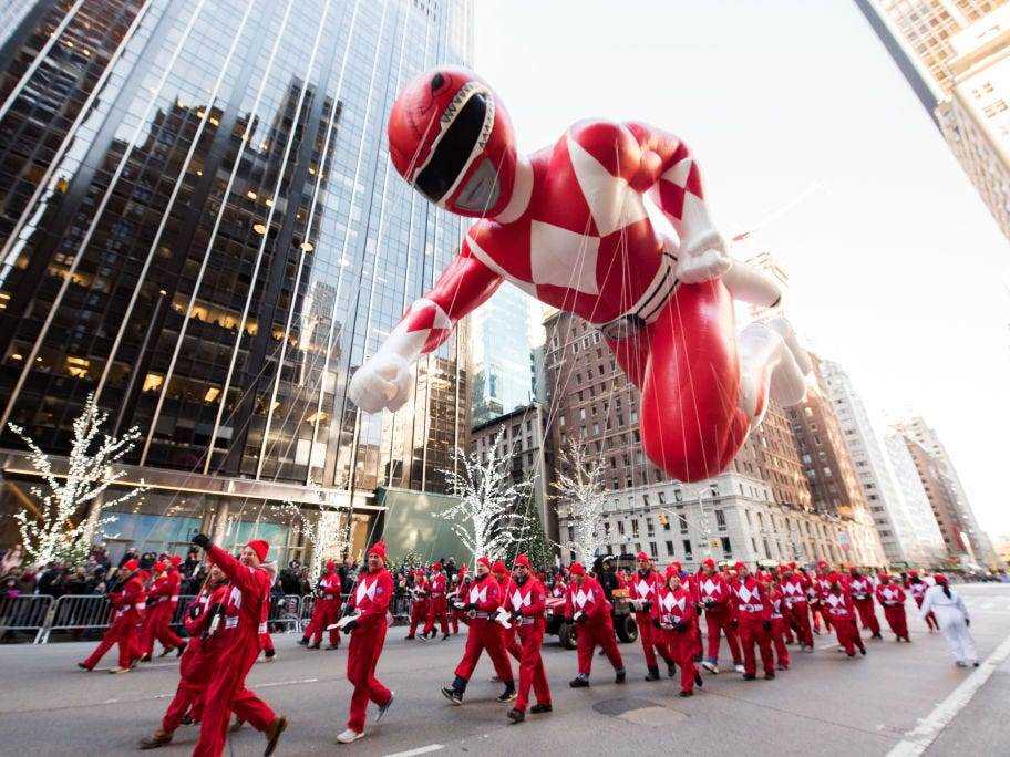 Ein roter Power Ranger Ballon bei der Thanksgiving Day Parade von Macy