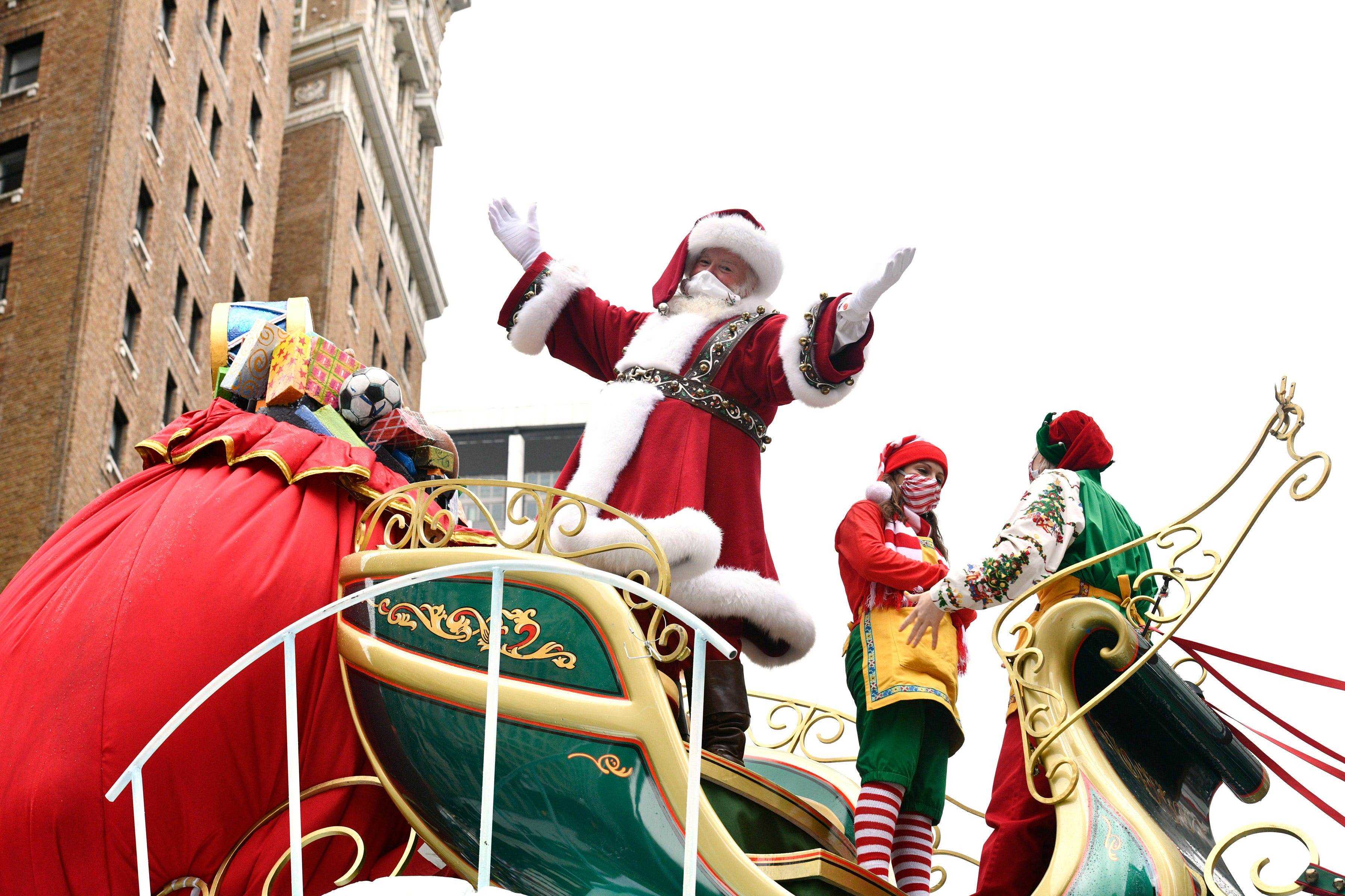 Der Weihnachtsmann trägt eine Maske bei der Macy's Thanksgiving Day Parade