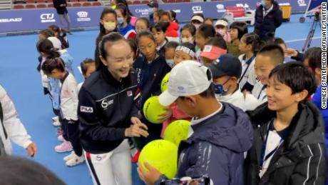 In diesem Standbild chinesischer Staatsmedien ist Peng angeblich am Sonntag bei einer Tennisveranstaltung für Jugendliche in Peking zu sehen.  CNN kann die Echtheit oder das Aufnahmedatum dieses Bildes nicht unabhängig überprüfen.