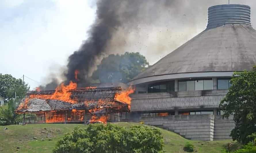 Ein Gebäude neben dem Parlamentsgebäude in Honiara wurde am Mittwoch in Brand gesteckt.