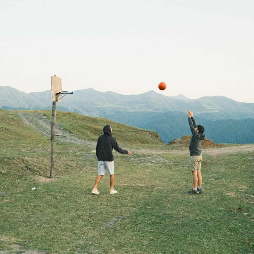 Zwei Männer spielen Basketball, in der Nähe der Einfahrtsstraße des oberen Omalo