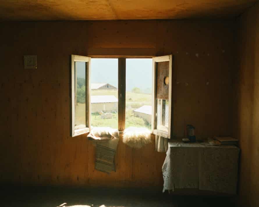 Ein Blick aus dem Wohnzimmerfenster von Nino Kitidze.  Omalo, Tuschetien.  21.08.2021.