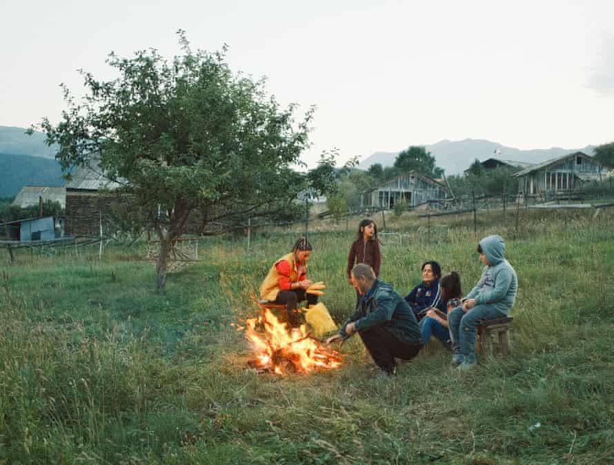 Nata Abashidze sitzt mit ihrer Familie am frühen Abend neben einem Feuer in ihrem Garten