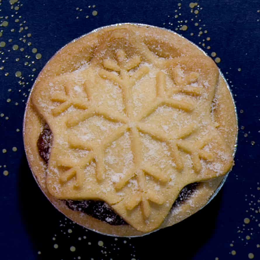 Ein Sainsbury's Taste the Difference Mince Pie mit Buttergebäck