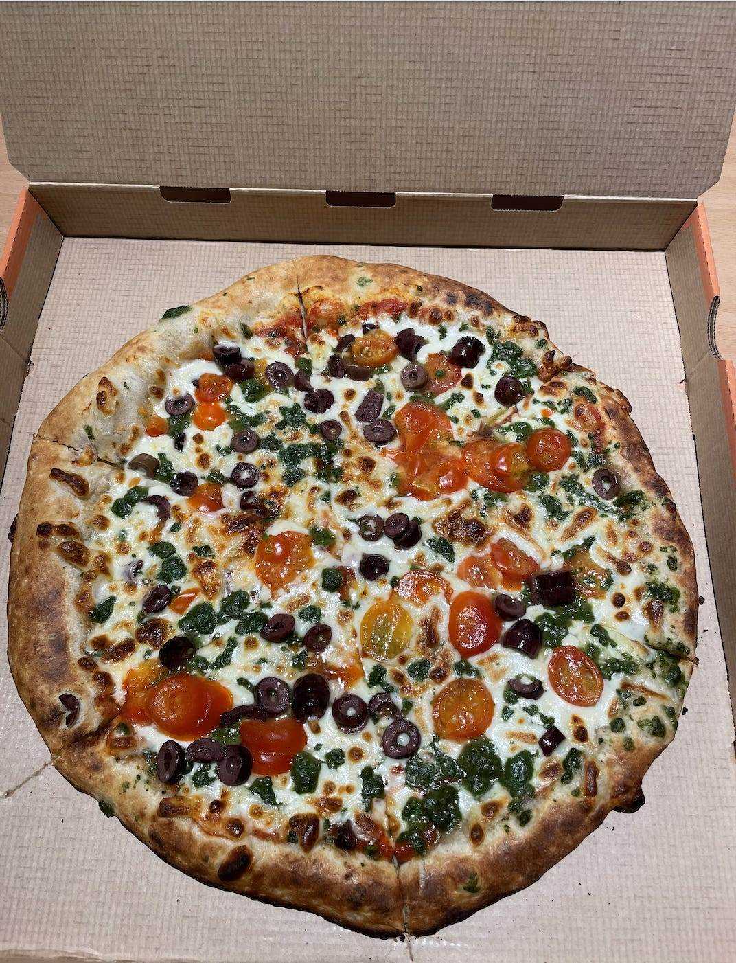 Foto von Pizza im Karton