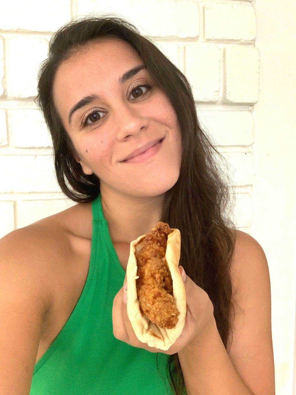 Anneta mit Taco Bell Crispy Chicken Sandwich Taco