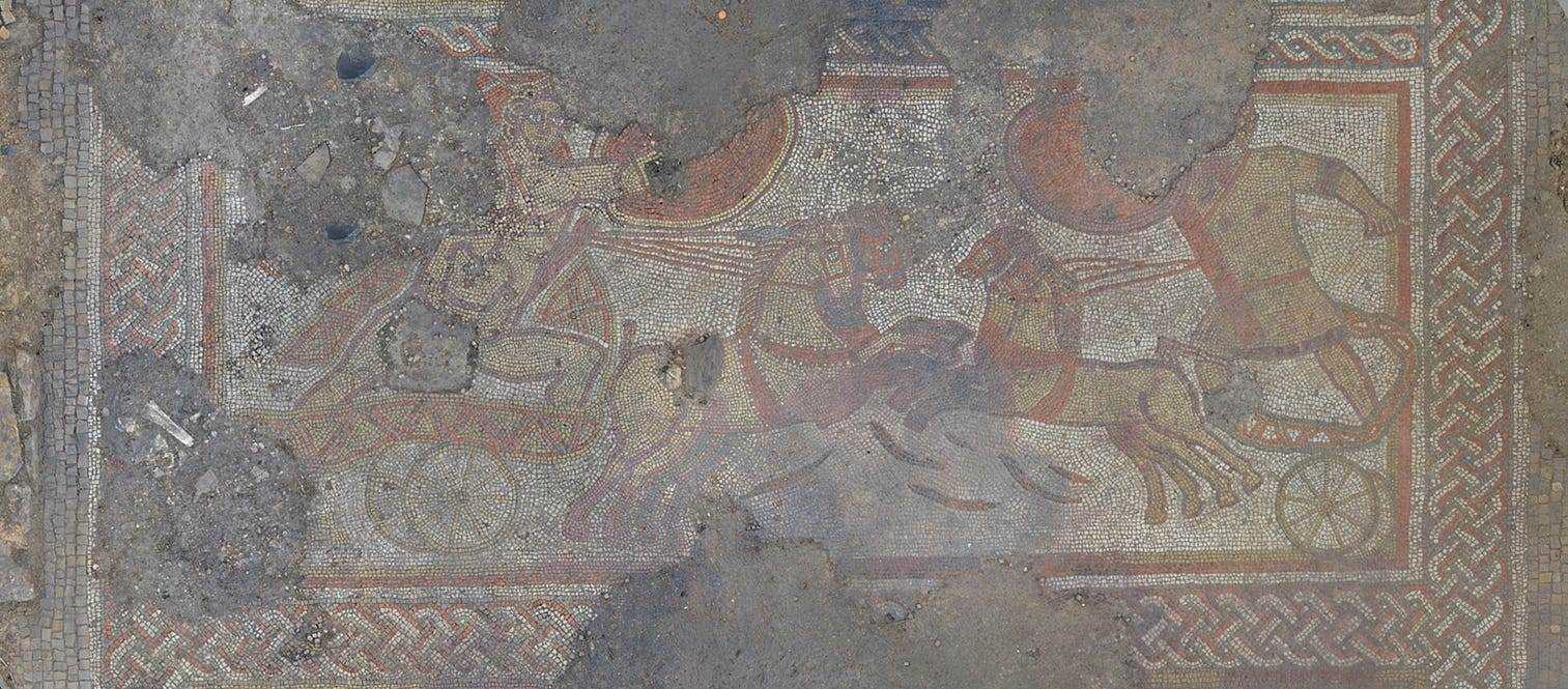 Die untere Platte des Mosaiks.  Achilles (links) und Hector duellieren sich auf Streitwagen.