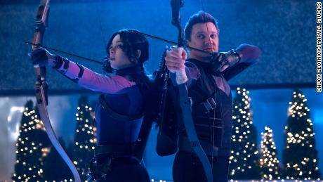 (Von links) Hailee Steinfeld als Kate Bishop und Jeremy Renner als Clint Barton/Hawkeye-Star in Marvel Studios'  