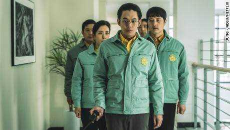 Ryu Kyung-Soo als Deacon Yuji (Mitte) ist in einer Szene aus dem koreanischen Thriller 