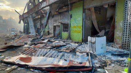 Trümmer liegen am 26. November auf der Straße vor beschädigten Geschäften in Chinatown, Honiara, Salomonen.