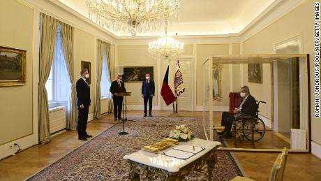 Der von Covid heimgesuchte tschechische Präsident Milos Zeman ernennt Petr Fiala zum neuen Premierminister des Landes.