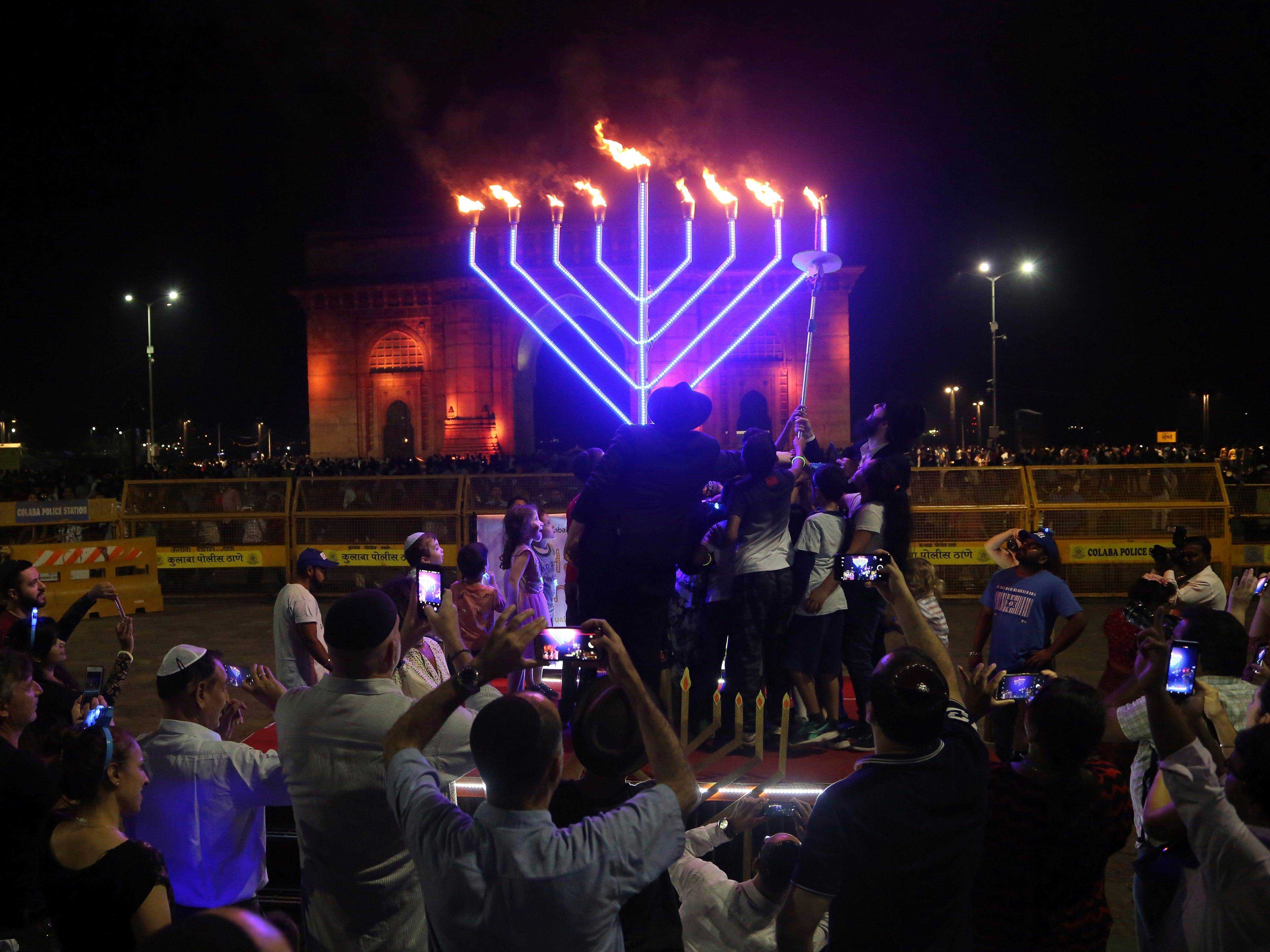 Mitglieder der jüdischen Gemeinde zünden in der letzten Nacht von Chanukka eine Menora in Mumbai, Indien.