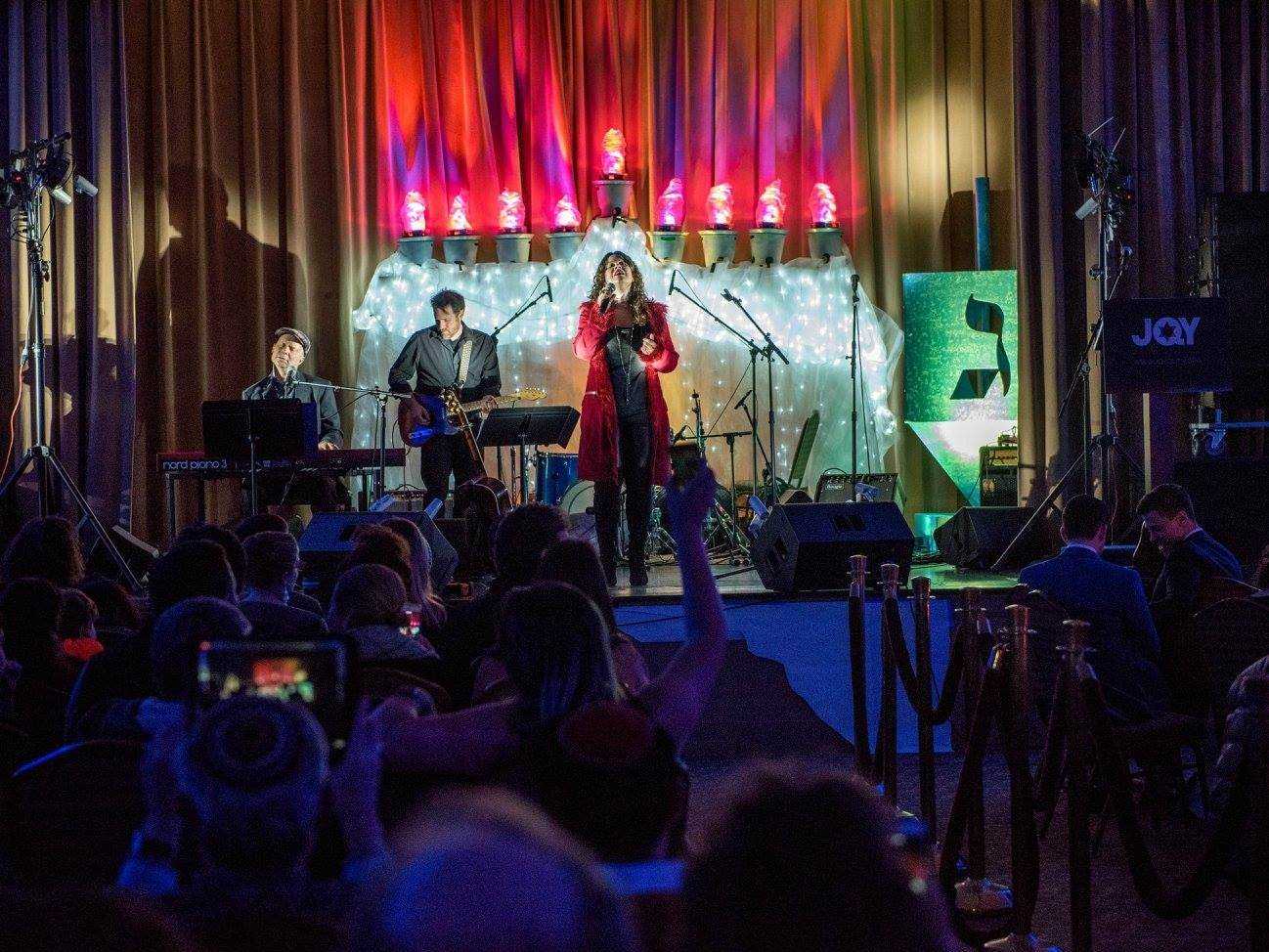 Sängerin Neshama Carlebach tritt bei einem Chanukka-Konzert auf.