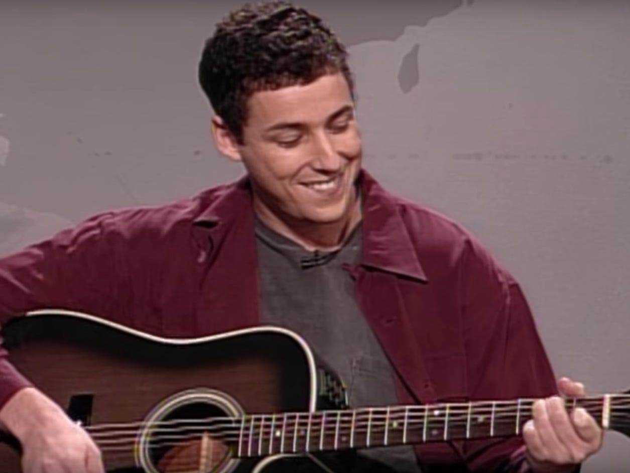 Ein Screenshot, in dem Adam Sandler sein berühmtes Chanukka-Lied bei Saturday Night Live singt.