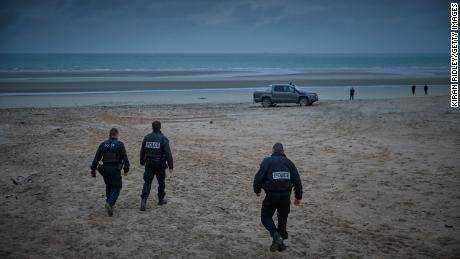 Die französische Polizei patrouilliert am 25. November am Strand von Wimereux auf der Suche nach Migranten.