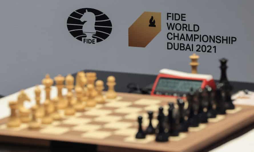 Das Schachbrett, auf dem Magnus Carlsen und Ian Nepomniachtchi derzeit in Dubai um den Weltmeistertitel spielen.