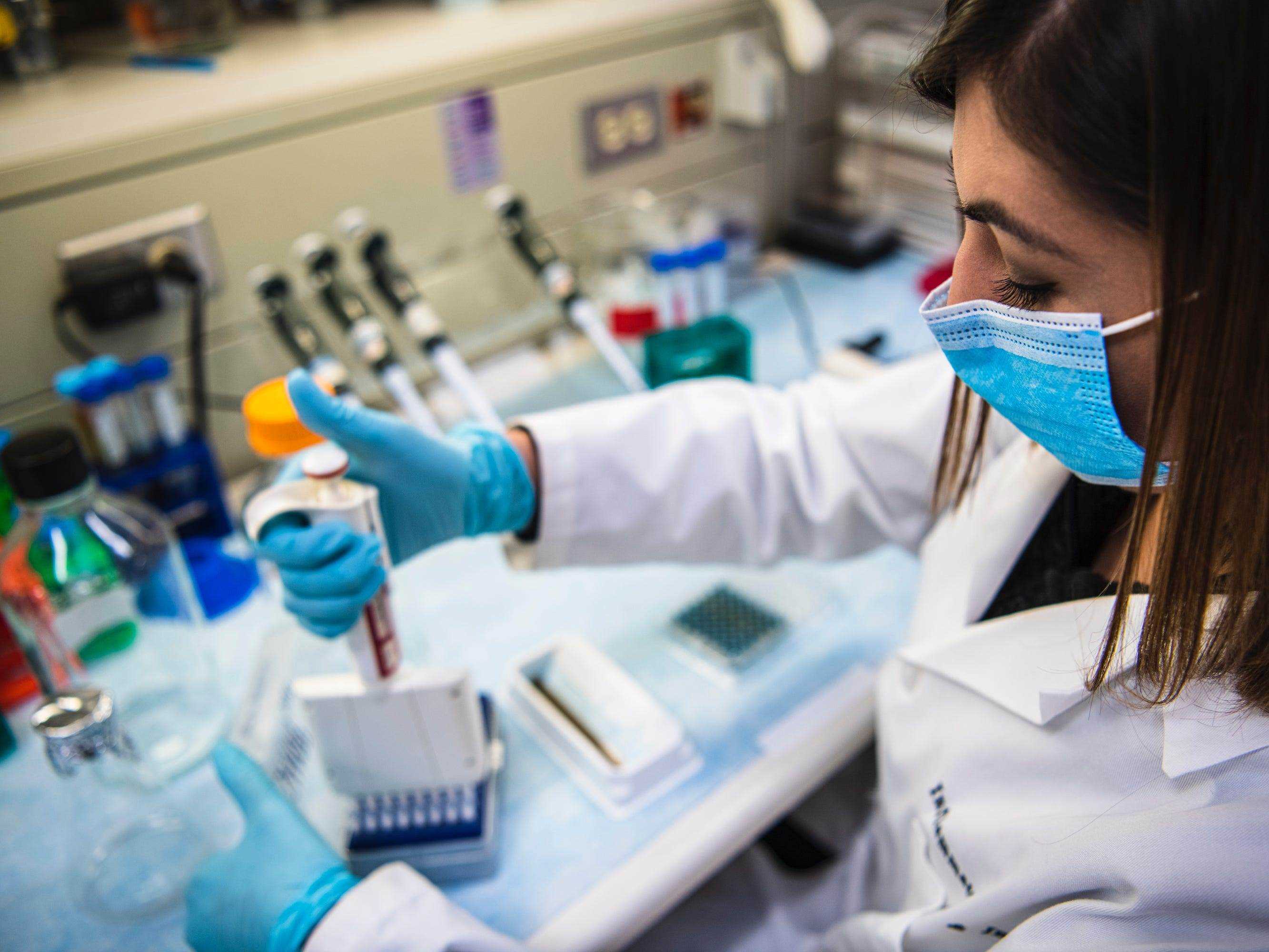 Die Forscherin führt in einem Labor der Cleveland Clinic ein Experiment im Zusammenhang mit einem Brustkrebs-Impfstoff durch.
