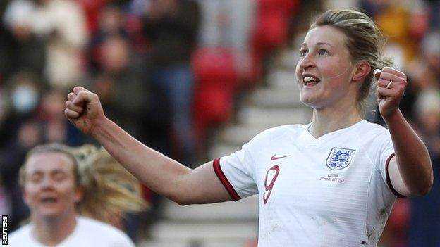 Ellen White feiert in ihrem 100. Spiel für England einen Treffer