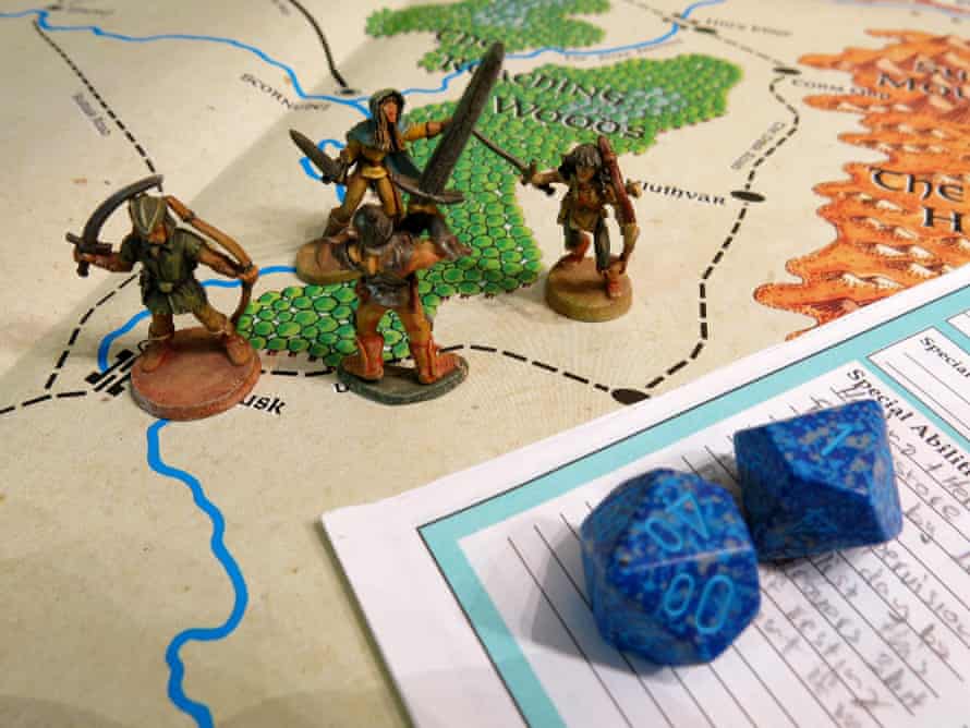 Figuren, Karten und Würfel, die als Teil von Dungeons & Dragons verwendet werden