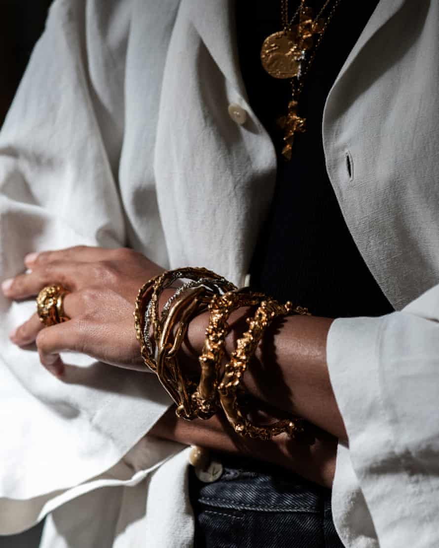 Detail der Armbänder von Rosh Mahtani