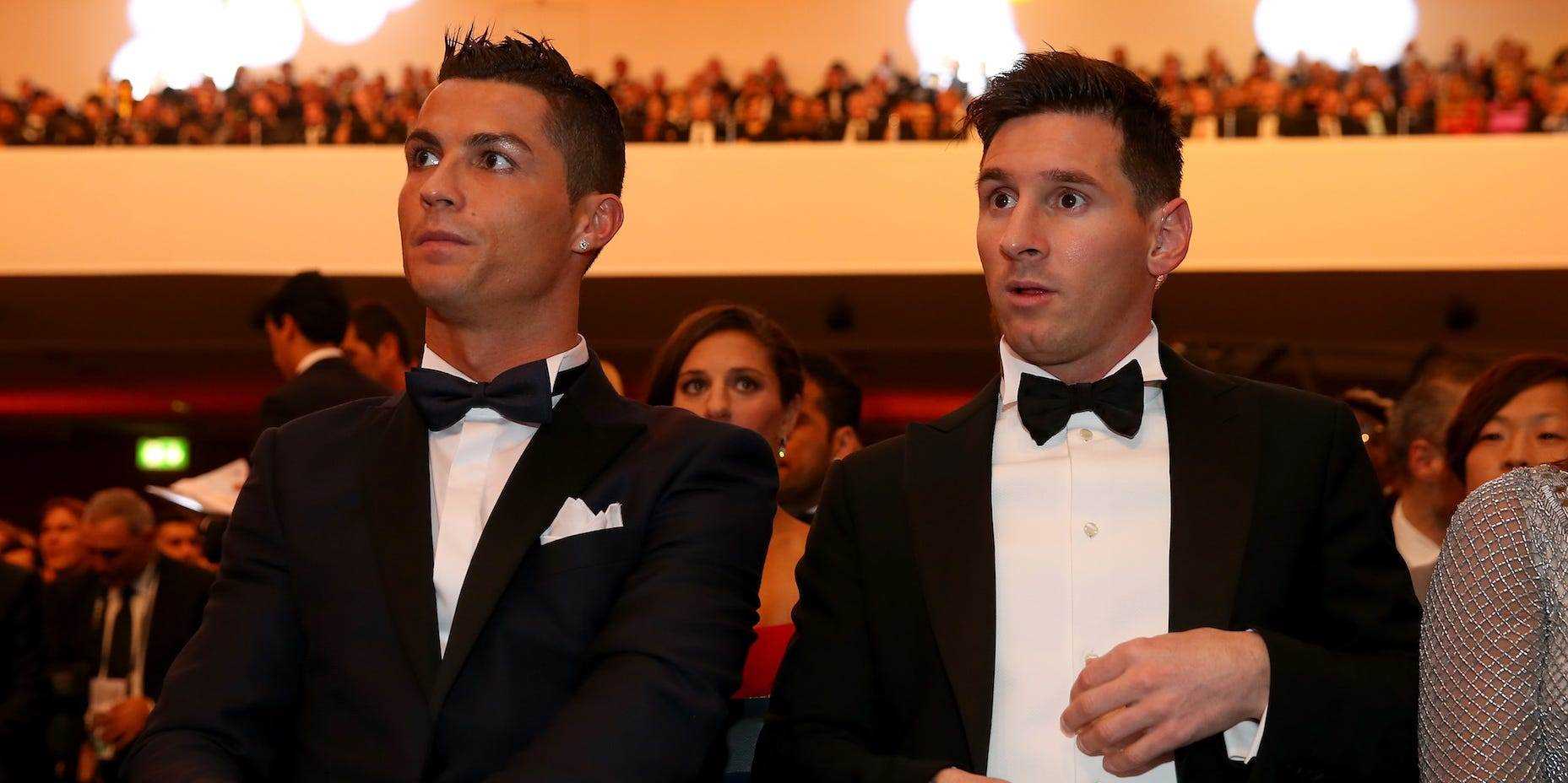 Der für den FIFA Ballon d'Or nominierte Cristiano Ronaldo aus Portugal und Real Madrid sitzt mit dem für den FIFA Ballon d'Or nominierten Lionel Messi aus Argentinien und Barcelona während der FIFA Ballon d'Or Gala 2015 im Kongresshaus