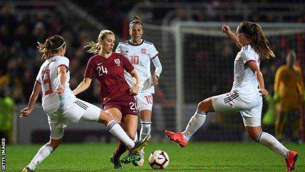 Gemma Bonner spielt 2019 für England gegen Spanien