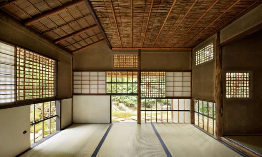 Typisch japanischer Holzbau mit fensterähnlichen Bauteilen namens shōji (durchscheinende Schiebewände) und fusuma (schiebbare Trennwände), die neue Räume schaffen