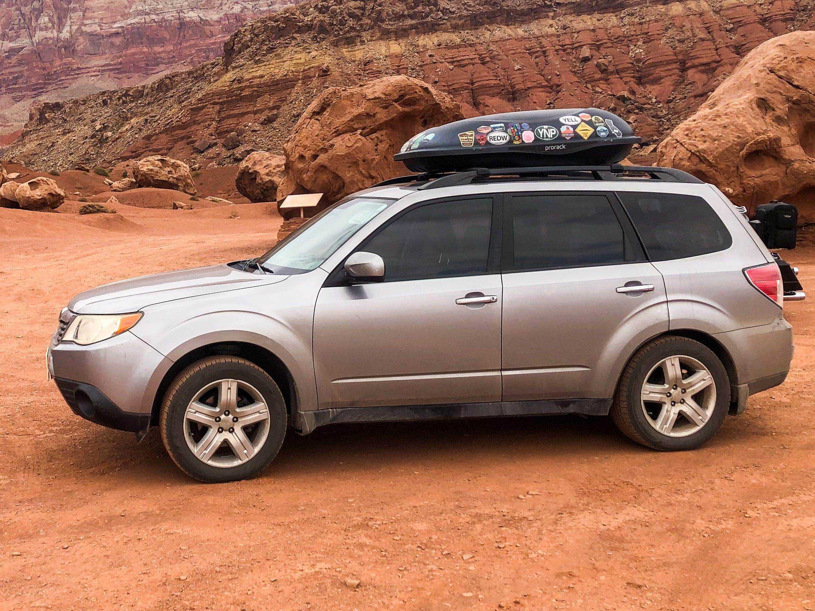 Subaru Förster in der Wüste geparkt Nicole Jordan