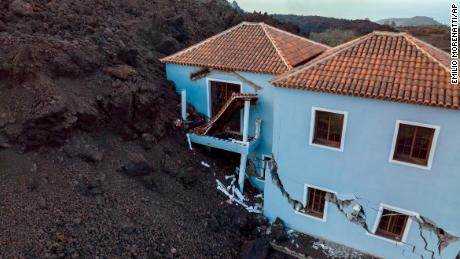 Auf der Kanareninsel La Palma ist am Dienstag ein von Lava des Vulkans Cumbre Vieja zerstörtes Haus zu sehen. 