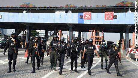 Polizisten treffen am 20. Oktober 2021 am Ort der Proteste zum Gedenken an das einjährige Jubiläum von #EndSARS, einer Bewegung gegen Polizeibrutalität, an der Lekki-Mautstelle in Lagos ein. 
