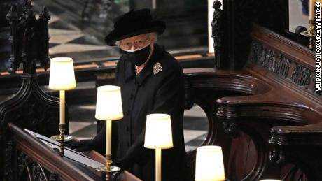 Königin Elizabeth II. sieht zu, wie Sargträger am 17. April 2021 den Sarg von Prinz Philip, Herzog von Edinburgh, in die St. George's Chapel auf Schloss Windsor tragen.