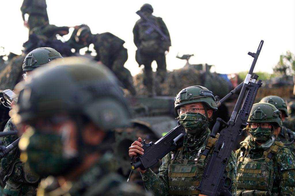 Taiwanesische Soldaten halten Granatwerfer und Maschinengewehre während einer Operation im Rahmen der 37