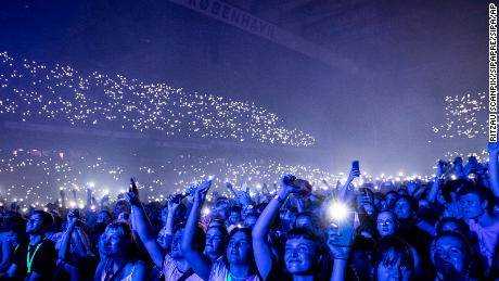 50.000 Menschen besuchen am 11. September ein Konzert im Kopenhagener Parken-Stadion. 