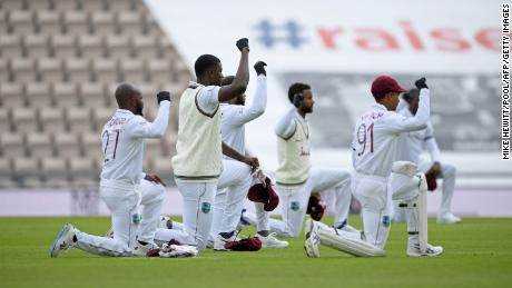 "Indem Cricket nicht kniete, hob es einen Finger": Englands Cricket wird dafür kritisiert, dass es im Kampf gegen Rassismus aufgehört hat zu knien