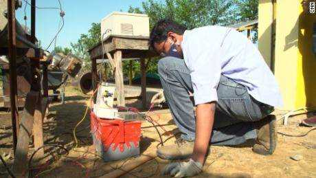 Vidyut Mohan arbeitet mit seiner preisgekrönten Maschine.