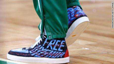 Enes Kanter trug vor dem Celtics-Heimspiel gegen die Toronto Raptors am 22. Oktober 2021 Schuhe, die China kritisierten.